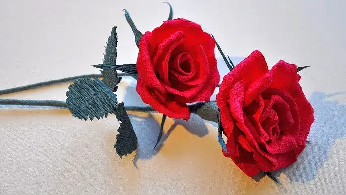 Kwiaty z bibuły krok po kroku: stwórz piękne róże i maki sam!