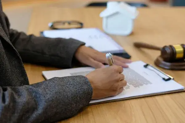 Czy można sprzedać nieruchomość obciążoną hipoteką bez ryzyka?