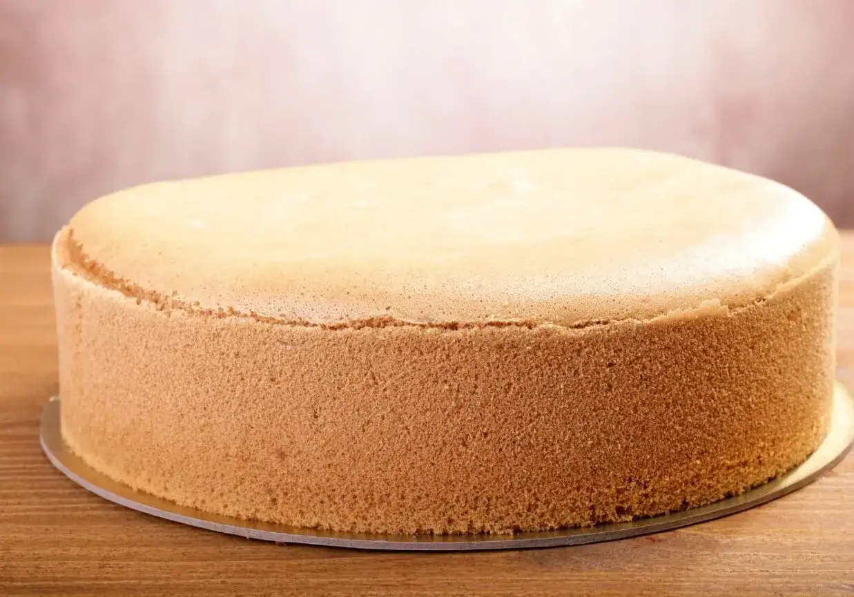 Puszysty biszkopt z kremem: Przepis, który zawsze się udaje!