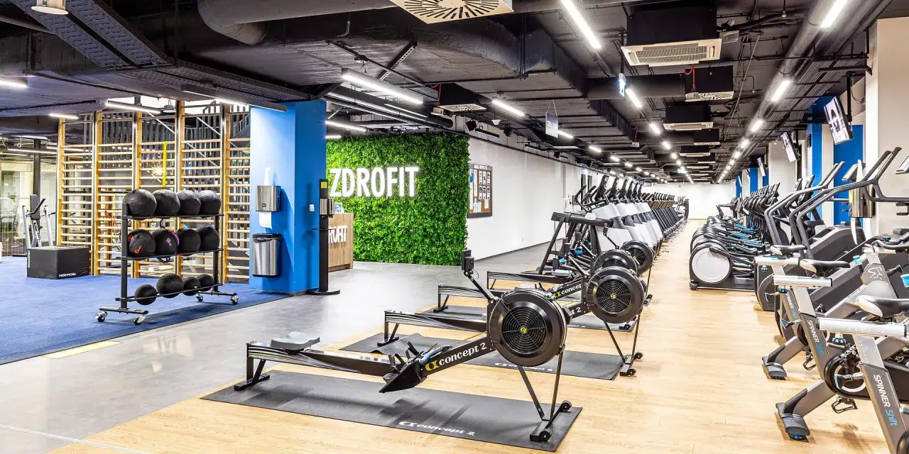 Nowoczesna siłownia ZDROFIT z rzędami bieżni, orbitreków i wioślarzy. Czy ZDROFIT honoruje Multisport? Sprawdź!
