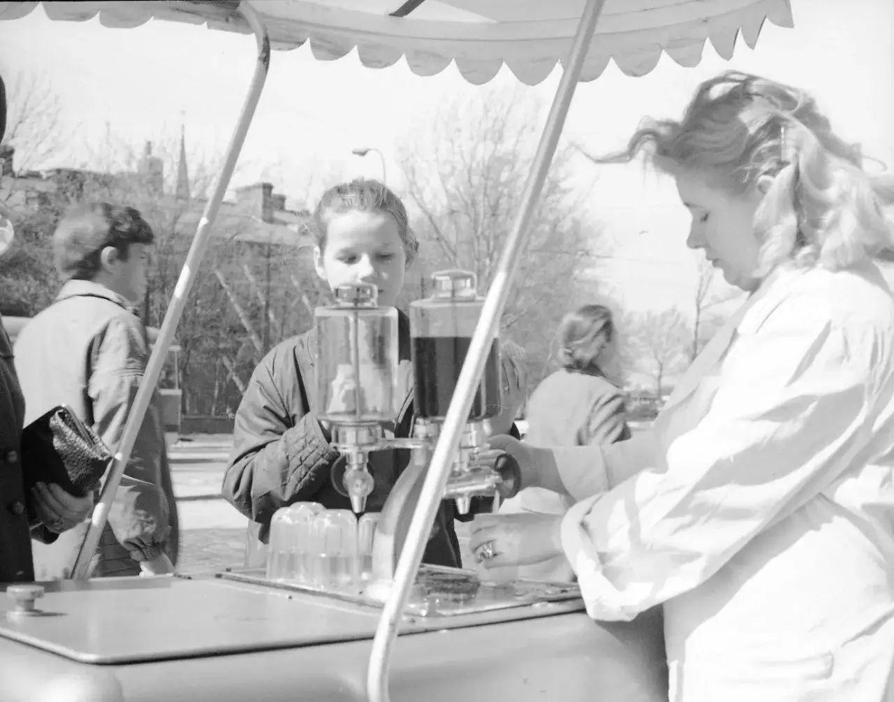 Nostalgiczne napoje lat 90, które przypomną ci dzieciństwo w Polsce