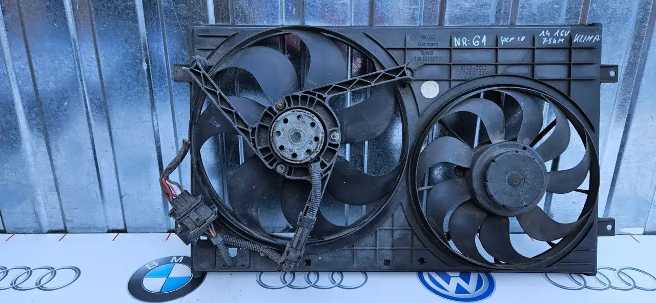 Podwójny wentylator chłodnicy samochodu z widocznymi przewodami i oznaczeniami.