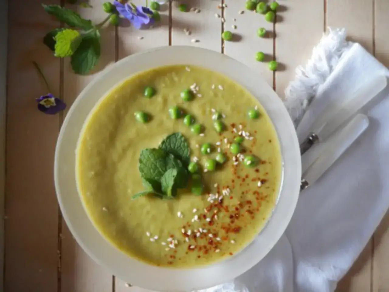 Le secret d'une soupe de petits pois veloutée et savoureuse