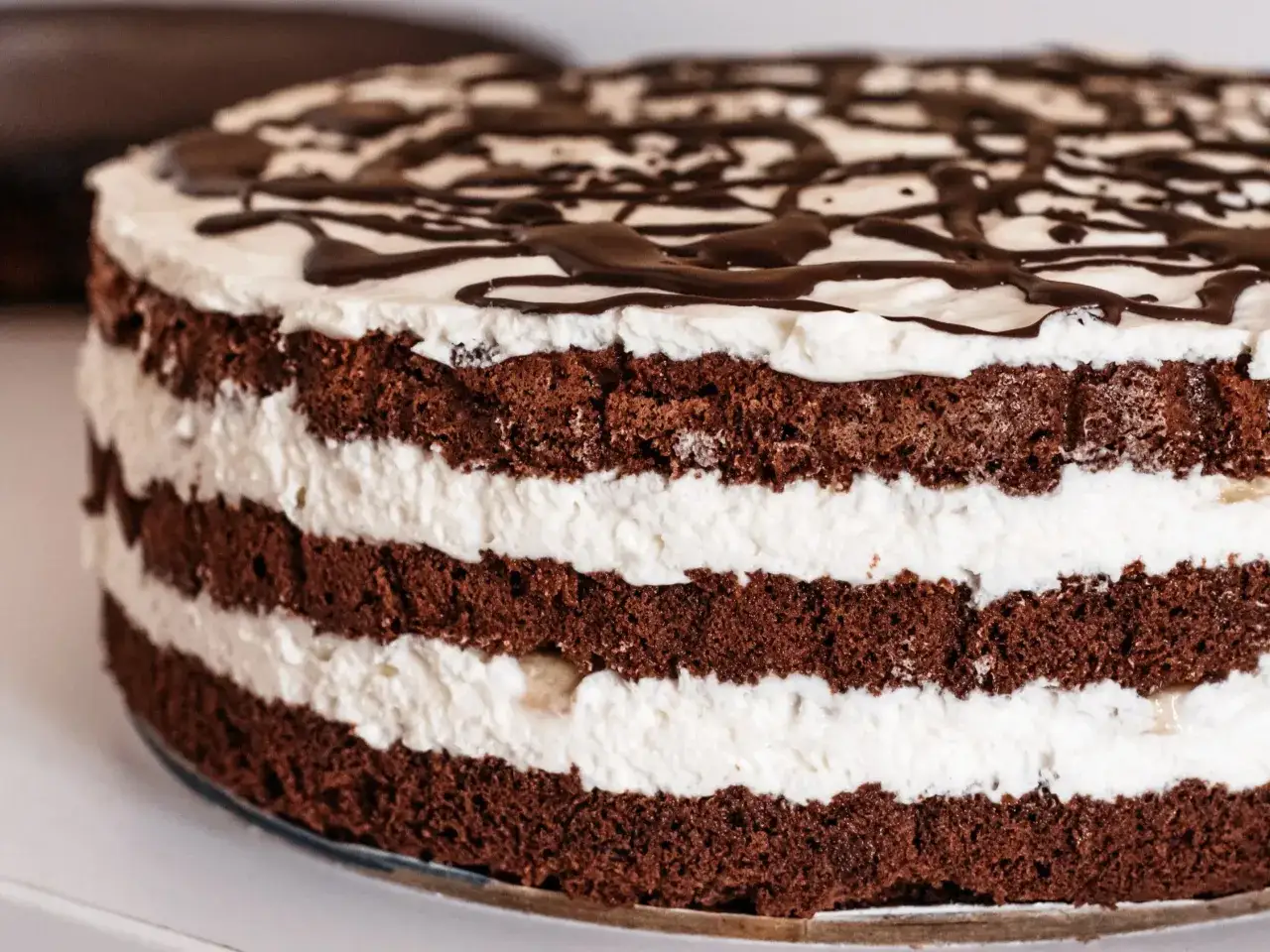 Jak udekorować ciasto czekoladowe - proste i efektowne pomysły