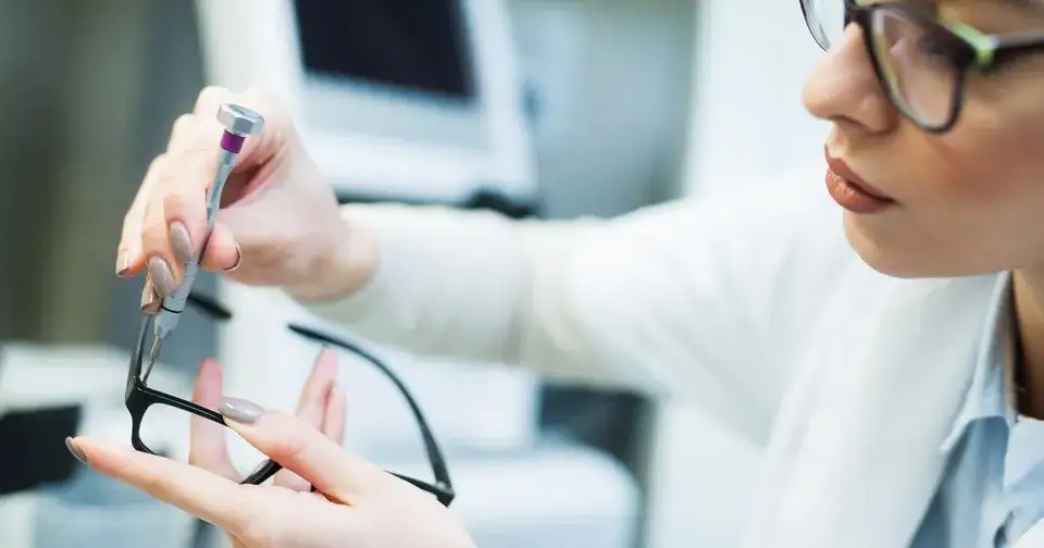 Ile się czeka na okulary w Vision Express? Sprawdź czas oczekiwania