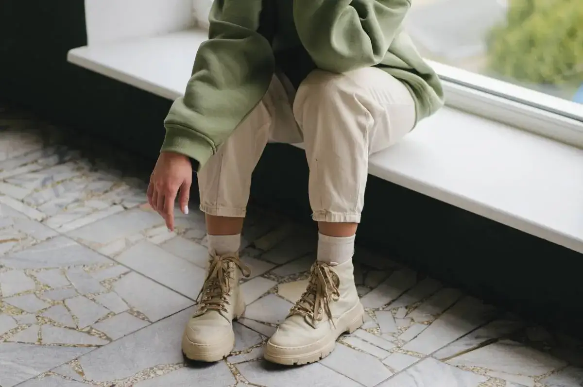 Beżowe workery stylizacje - jak stworzyć modne i wygodne outfity