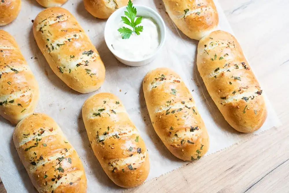 Pyszne bułeczki na grilla: Proste przepisy, które zachwycą każdego gościa