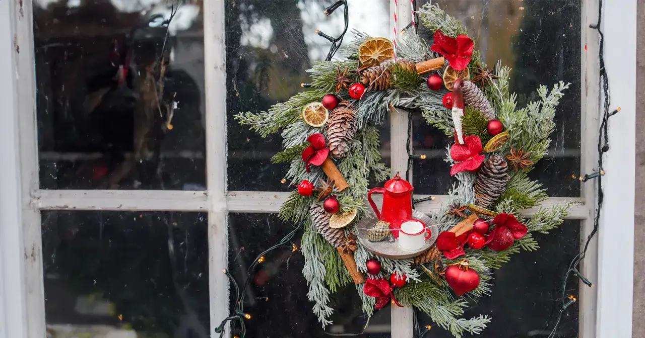 Zimowe wianki na drzwi: jak stworzyć magiczną atmosferę w domu