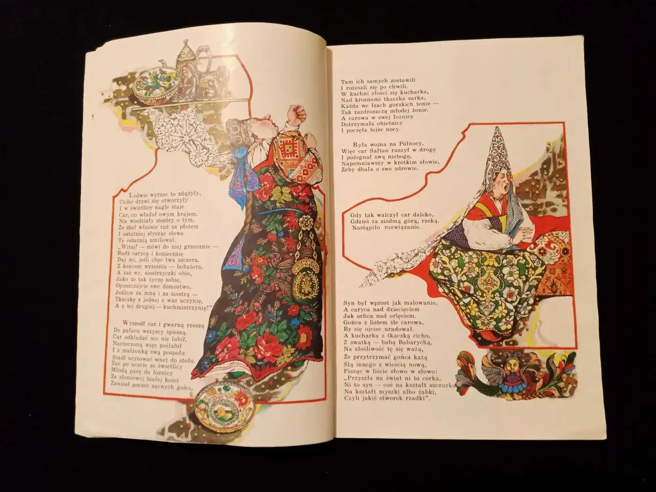 Ilustracja do baśni o carze Sałtanie: car z żoną i dzieckiem, dwórki, kucharka, tkaczka.