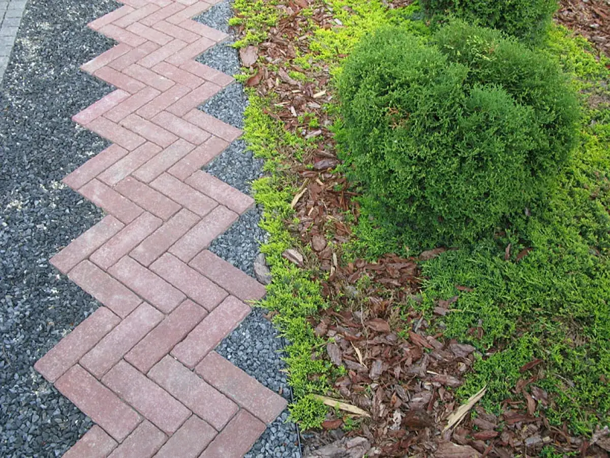 Jak zrobić chodnik z kostki brukowej - proste kroki do pięknej ścieżki