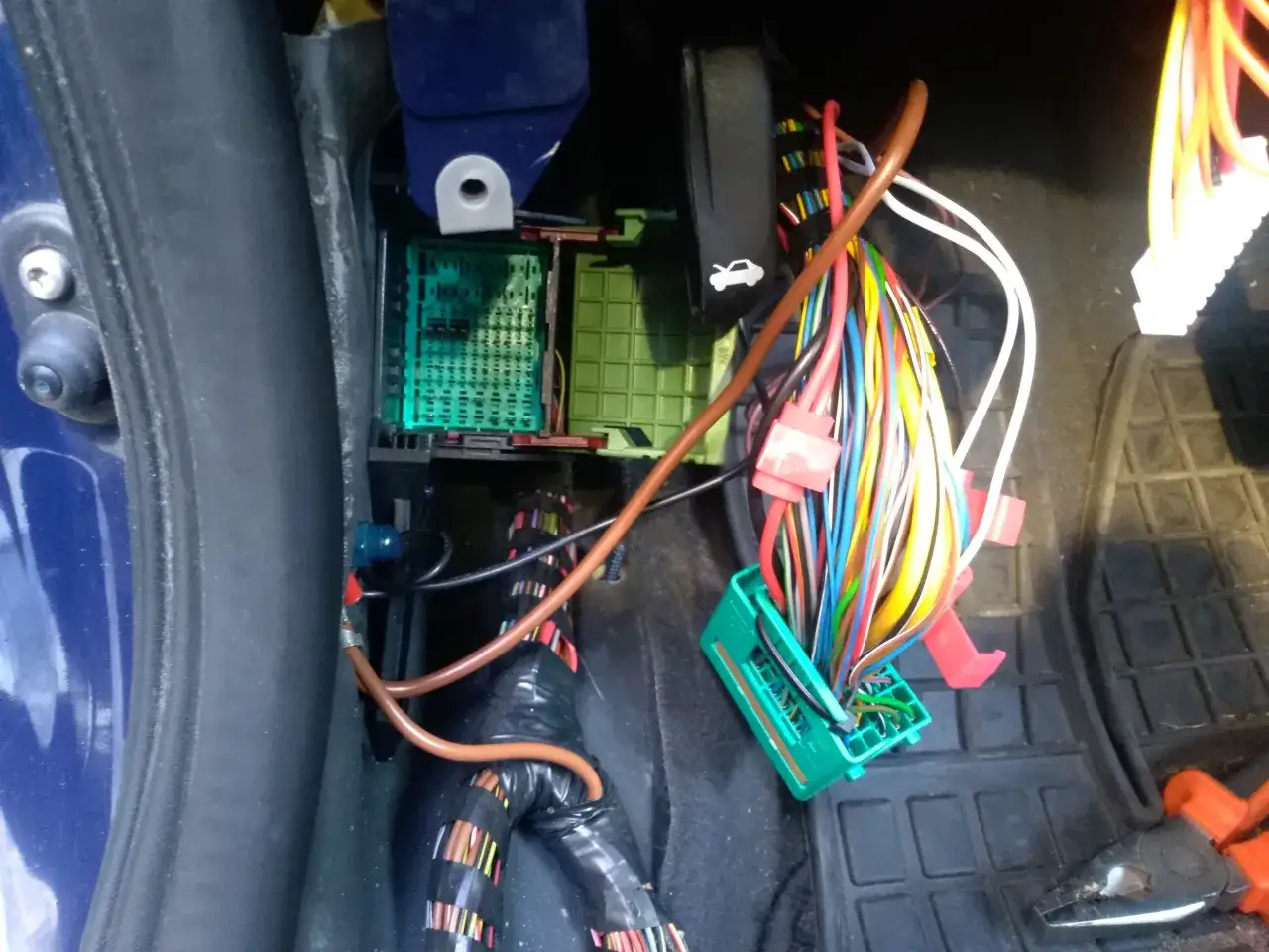 Wiązka przewodów i zielone złącza w Opel Zafira. Tutaj znajduje się centralka centralnego zamka.