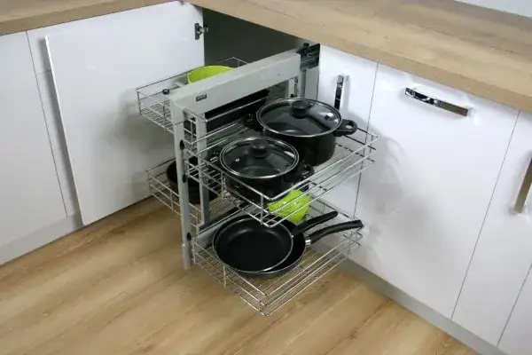 Jak przechowywać pokrywki w szafce, by zyskać więcej miejsca?