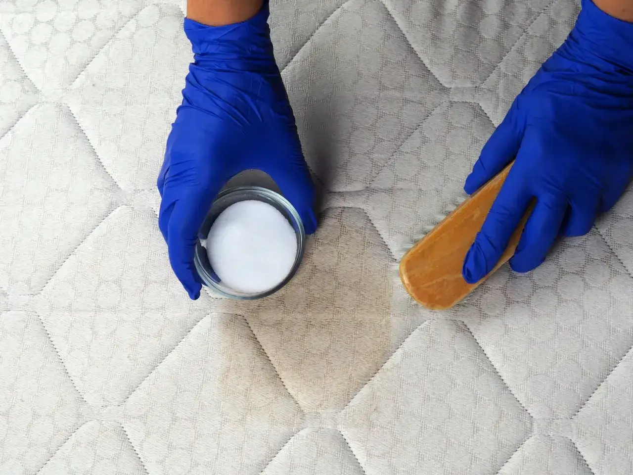 Jak wyczyścić materac domowymi sposobami? Pozbądź się plam i roztoczy