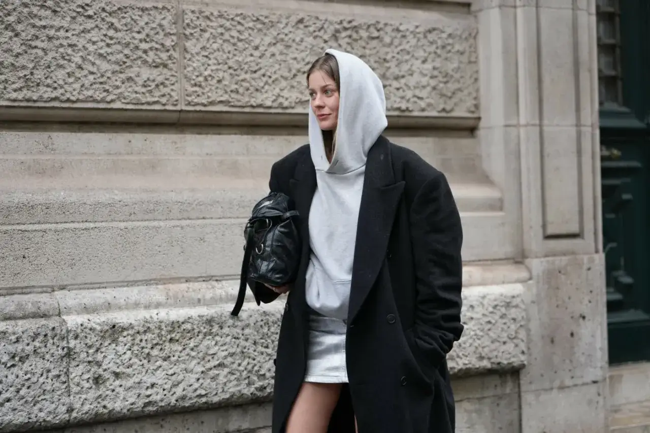 Jakie bluzy są modne? Trendy, stylizacje i porady eksperta.