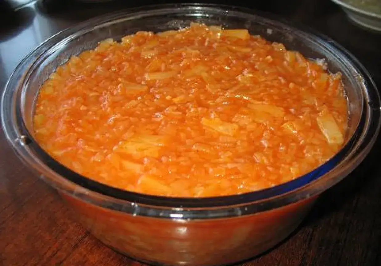 Miseczka pełna aromatycznej ryby po tajsku, z kawałkami ryby w pomarańczowym sosie.