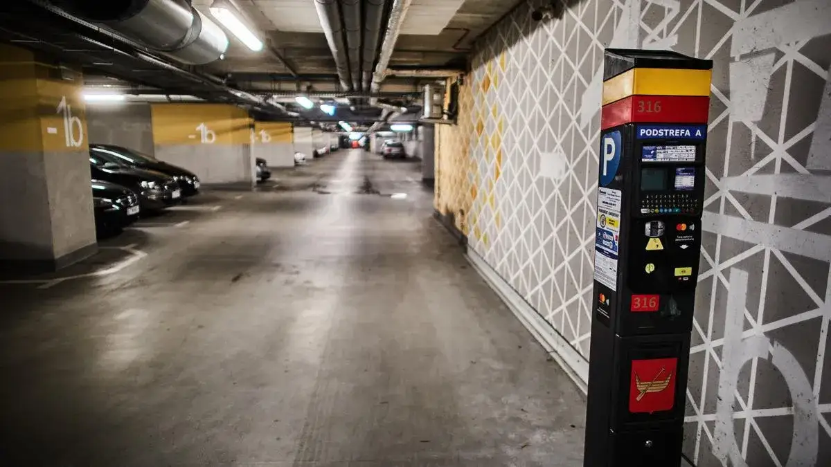 Gdzie zaparkować przy dworcu Łódź Fabryczna? Sprawdź najlepsze opcje