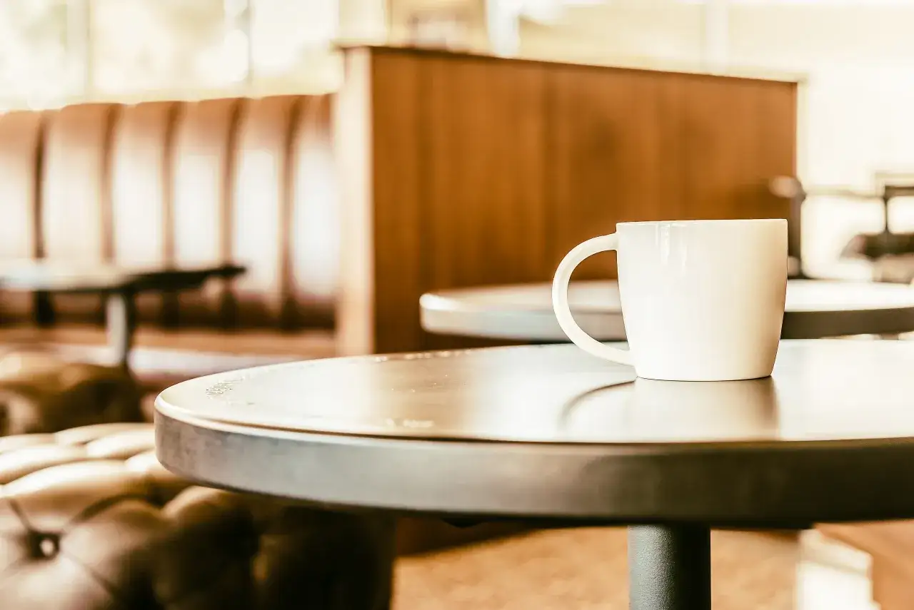 Okrągły, owalny, prostokątny: wybór kształtu stolika do małych wnętrz