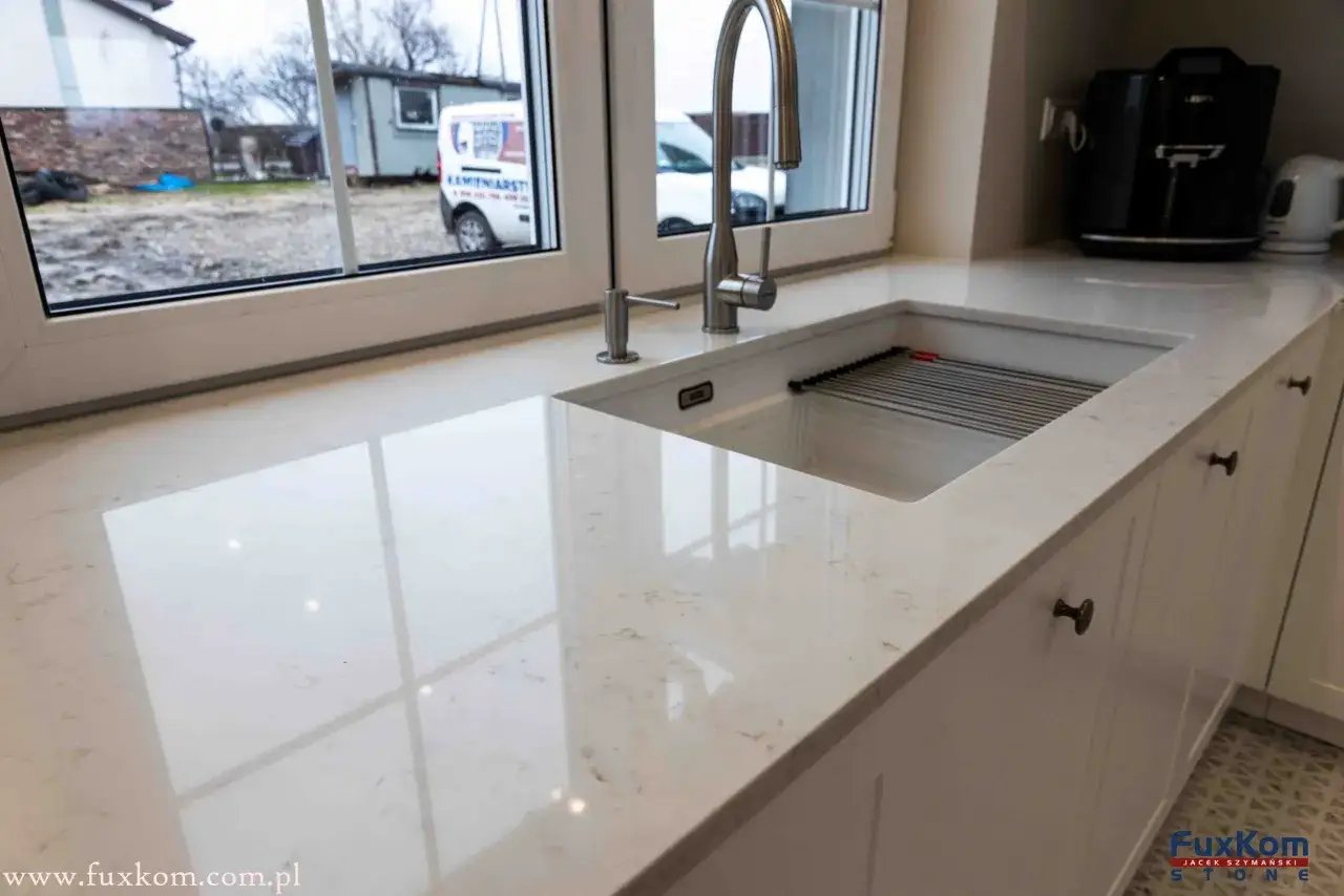 Biały konglomerat na blat kuchenny - elegancja i trwałość w jednym