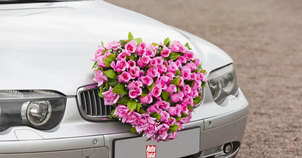 Jak udekorować auto ślubne? Poradnik, trendy i koszty