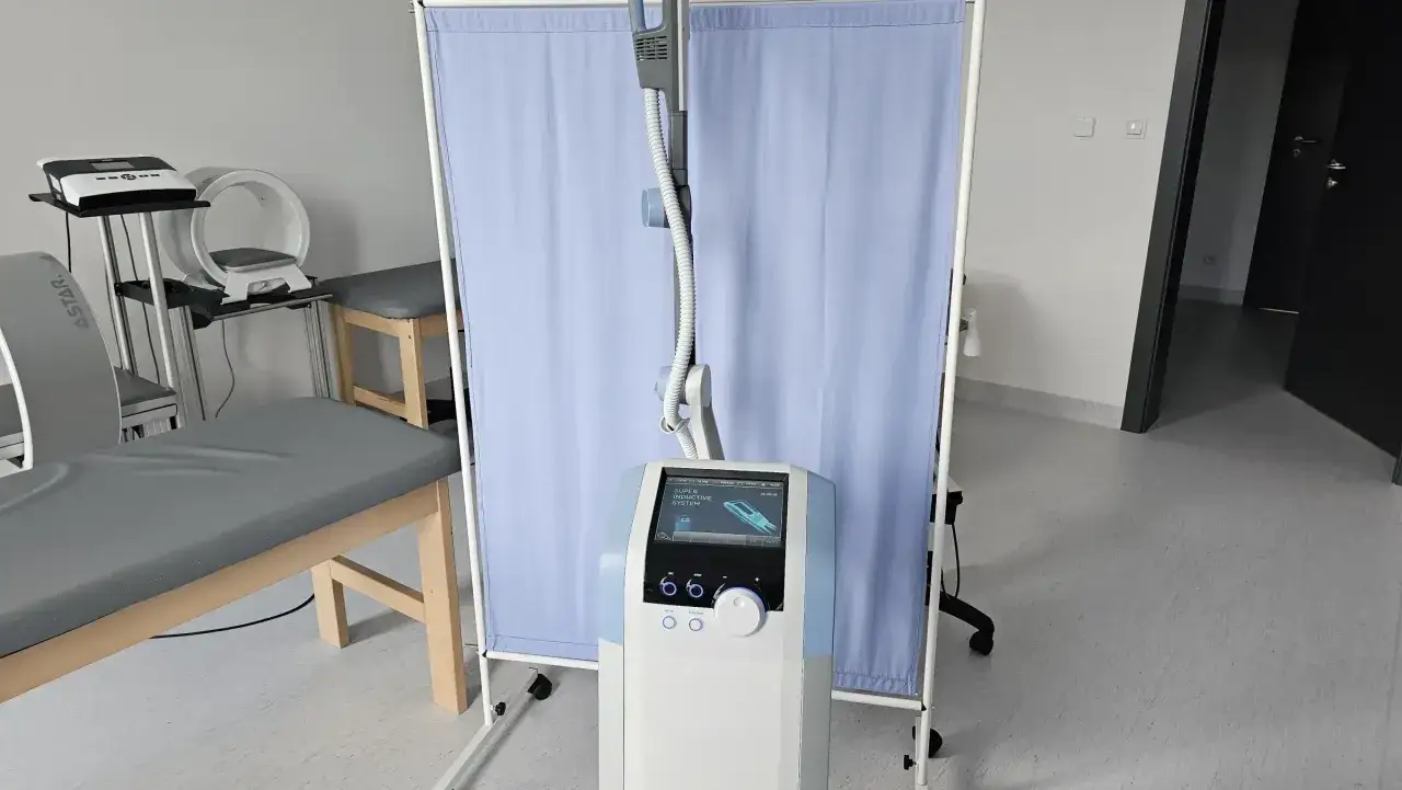 Nowoczesny sprzęt do rehabilitacji: SIS (Super Inductive System) to innowacyjne urządzenie, które pomaga w leczeniu bólu i regeneracji tkanek.