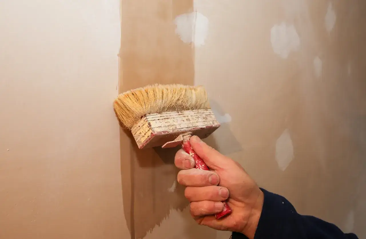 Czy można malować ściany bez gruntowania? Kiedy to jest możliwe i bezpieczne