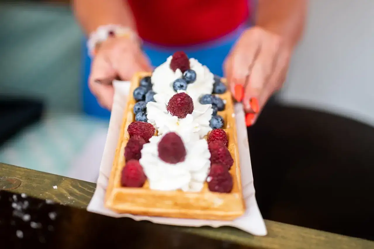 Ile kosztuje gofr nad morzem? Ceny i różnice w toppingach