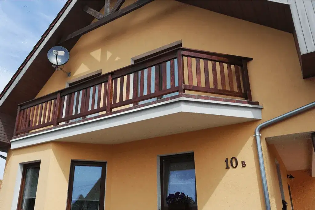 Jakie drewno na balustrady zewnętrzne - wybierz najlepsze gatunki na lata