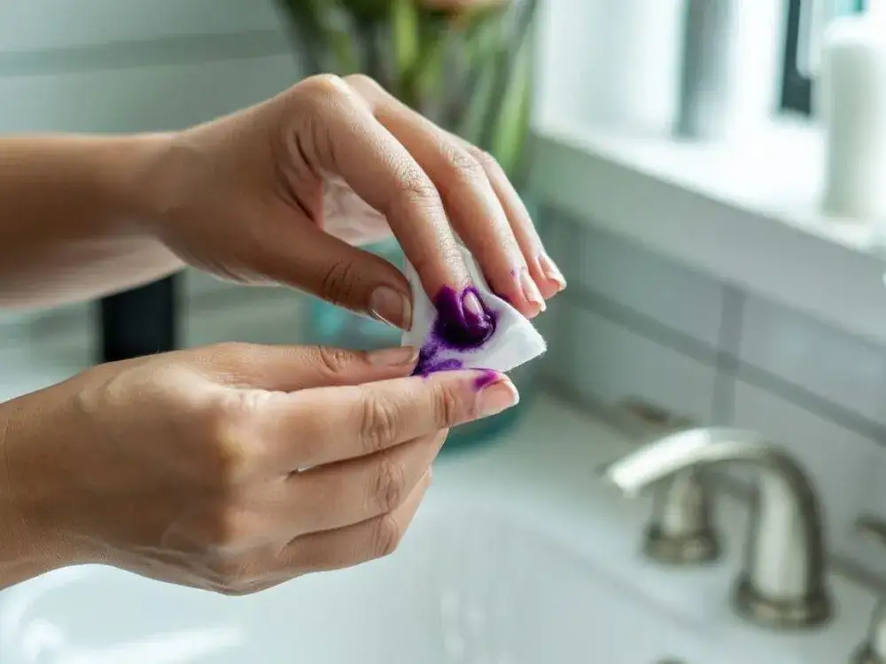 Skuteczne sposoby na to, czym zmyć farbę do włosów z paznokci