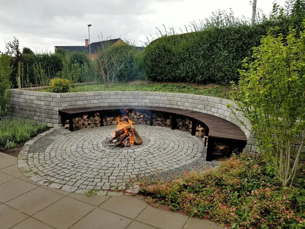 Jak zrobić miejsce na ognisko w ogrodzie? Bezpieczne kroki do realizacji.
