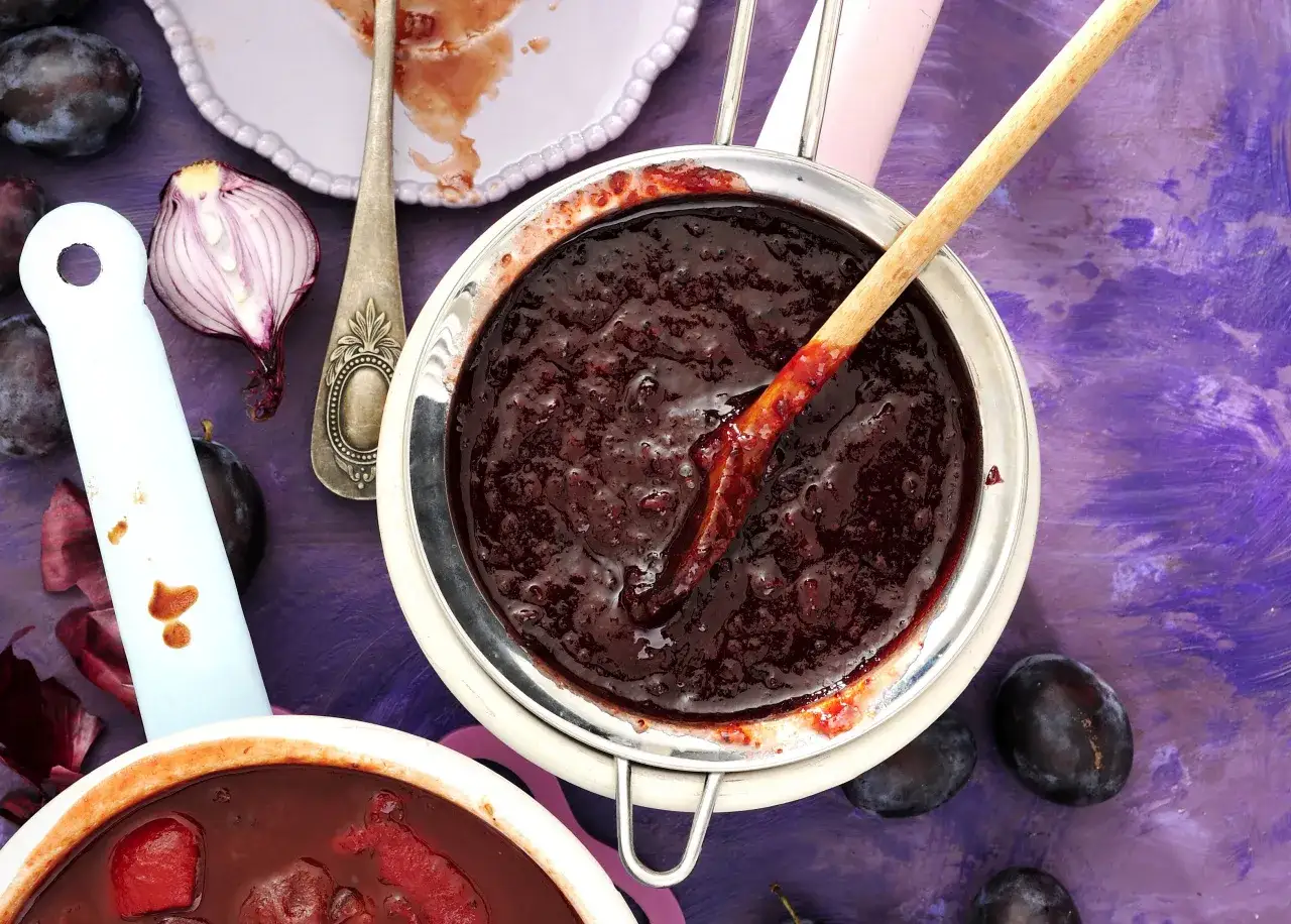 Jak zrobić sos śliwkowy do schabu - prosty przepis na pyszny dodatek