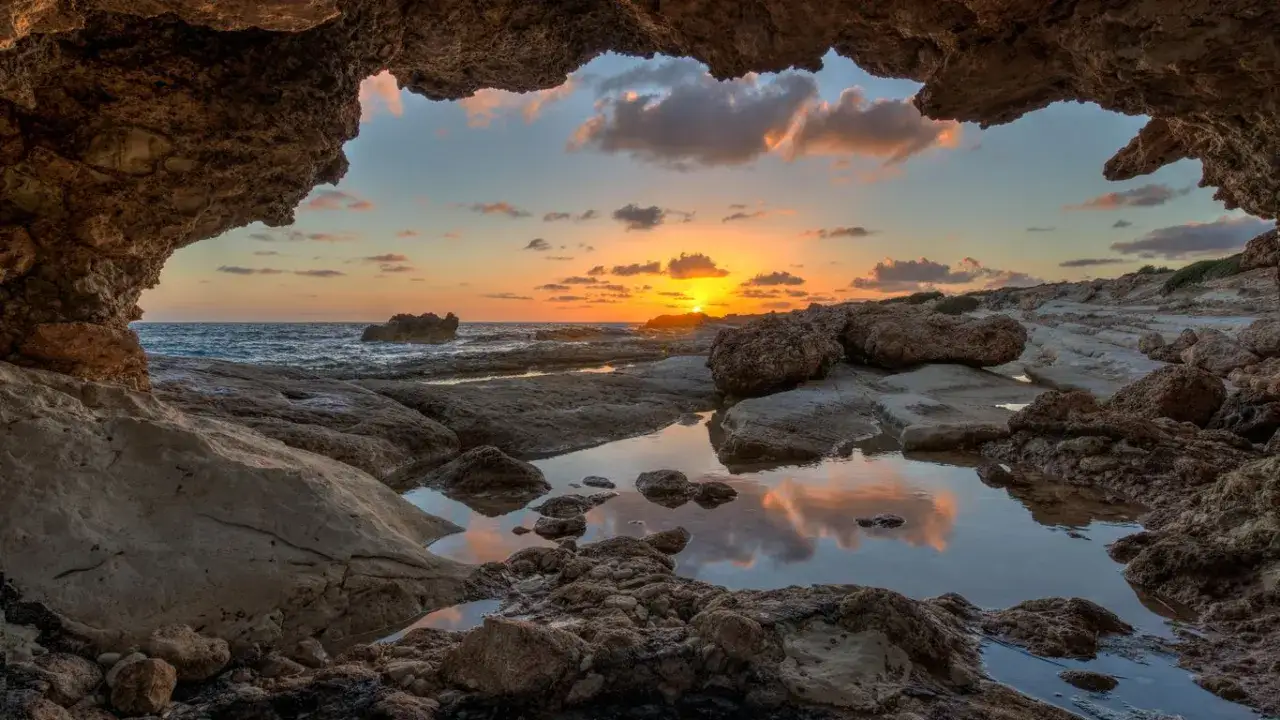 Ile trwa lot z Warszawy na Cypr? Sprawdź czas do Larnaki i Pafos.