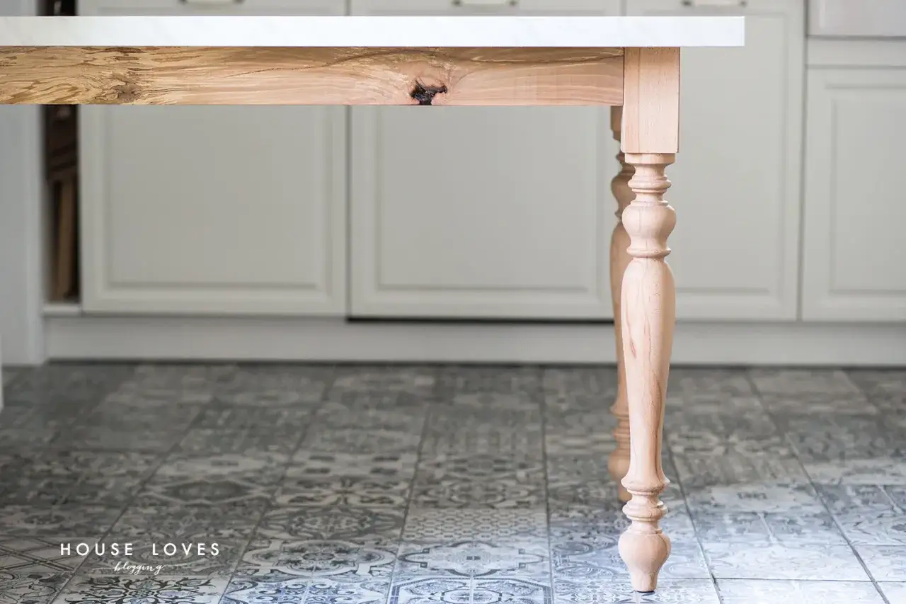 Jak zrobić stół z blatu kuchennego? Poradnik DIY i oszczędności!