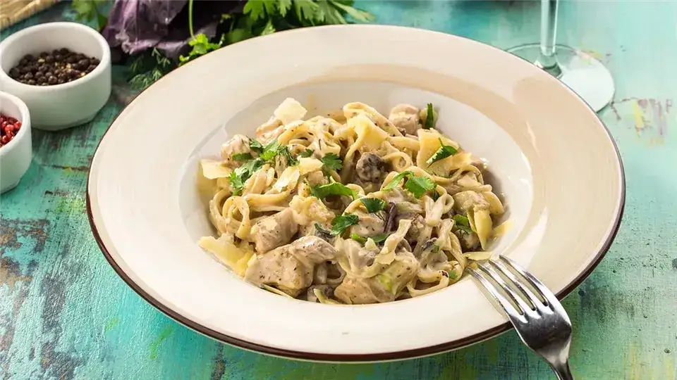 Penne z kurczakiem i pieczarkami - łatwy przepis na pyszne danie