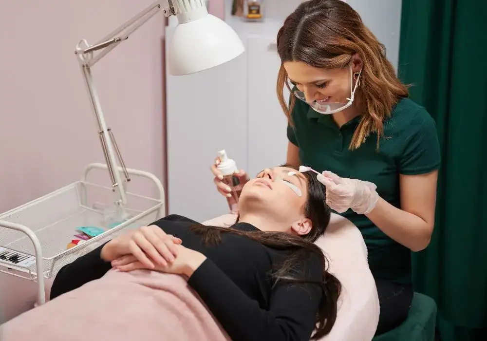 Jakie łóżko do przedłużania rzęs wybrać, aby uniknąć bólu i kosztów?