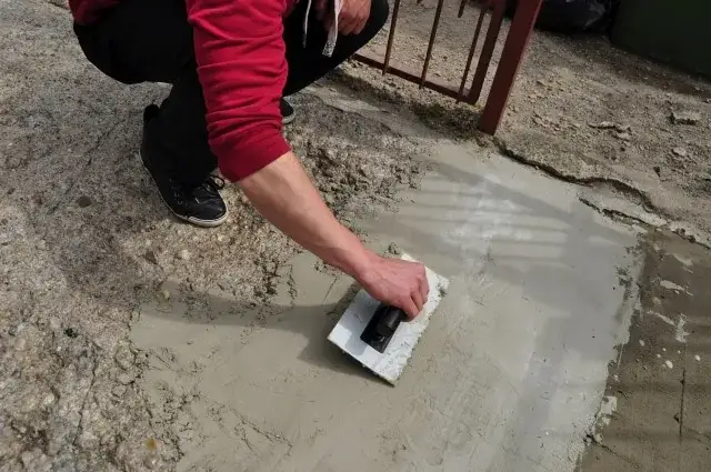 Jak naprawić betonowy podjazd – skuteczne metody na pęknięcia i nierówności