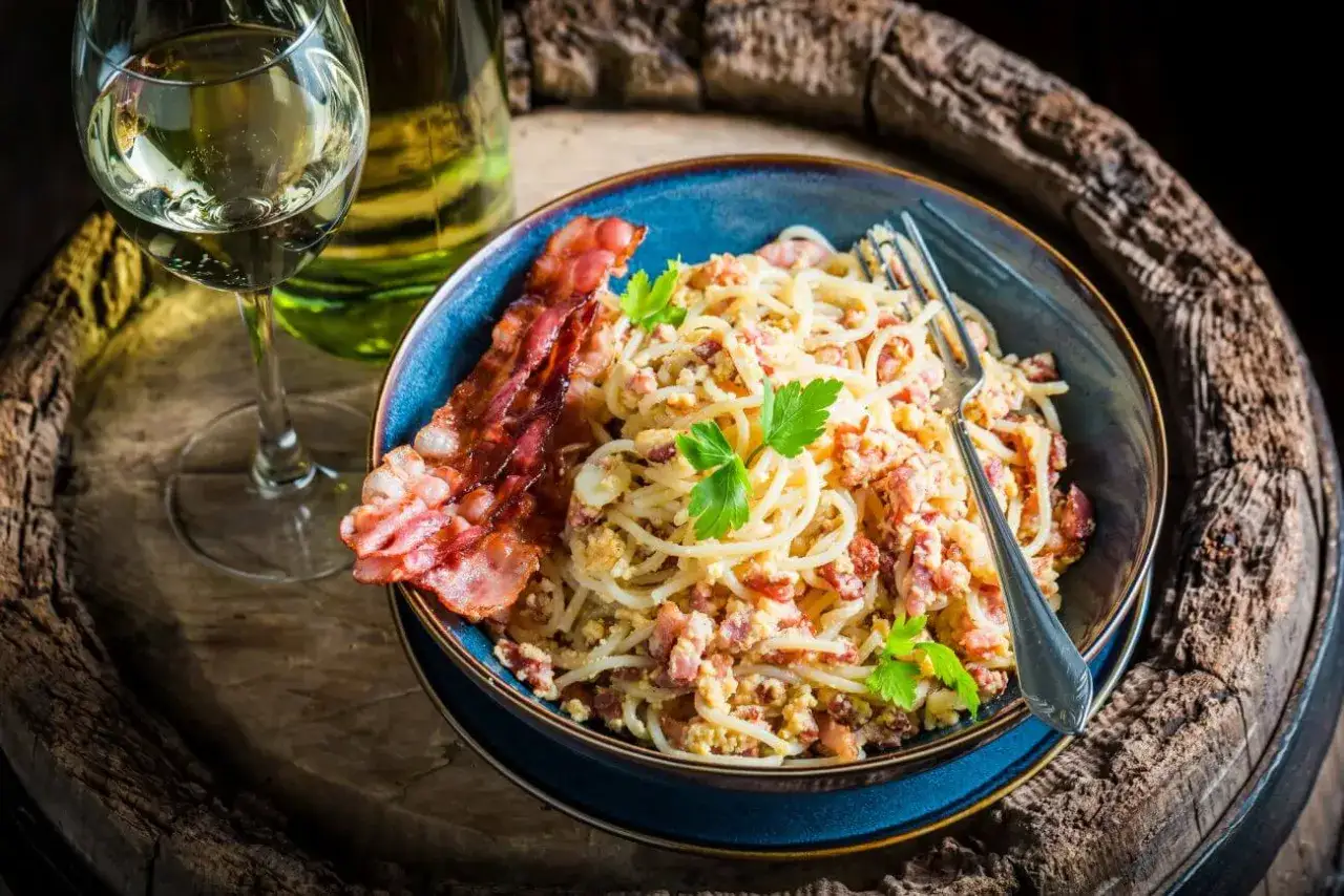 Jakie wino do carbonary? Odkryj najlepsze połączenia smakowe