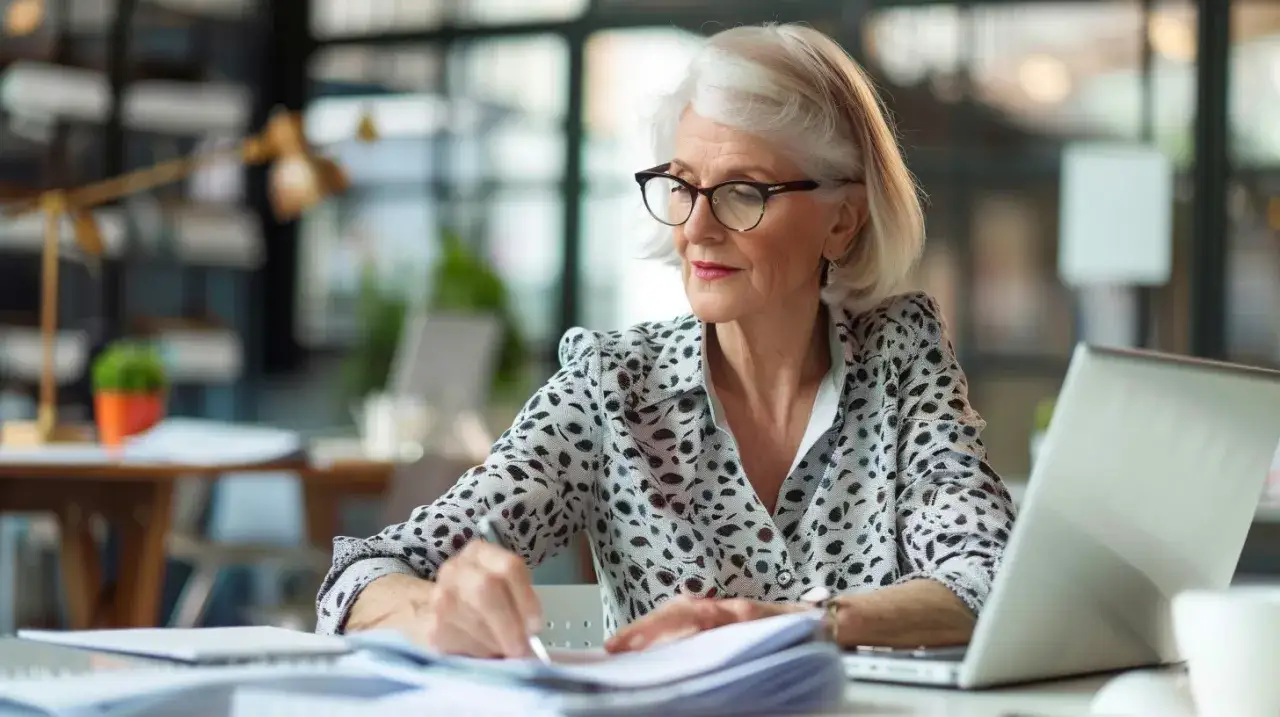 Działalność gospodarcza emeryta: Korzyści oraz potencjalne pułapki