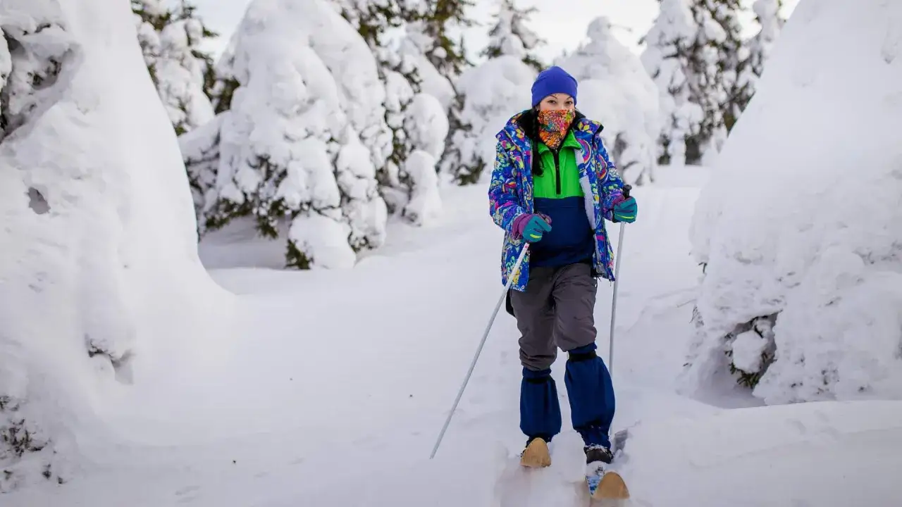 Jak zakładać komin na szyję, aby wyglądać stylowo i czuć się komfortowo