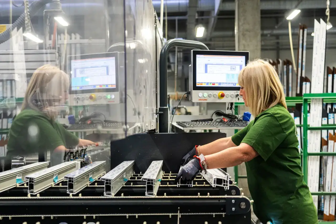 Poznaj tajniki nowoczesnej produkcji okien: od profilu do montażu