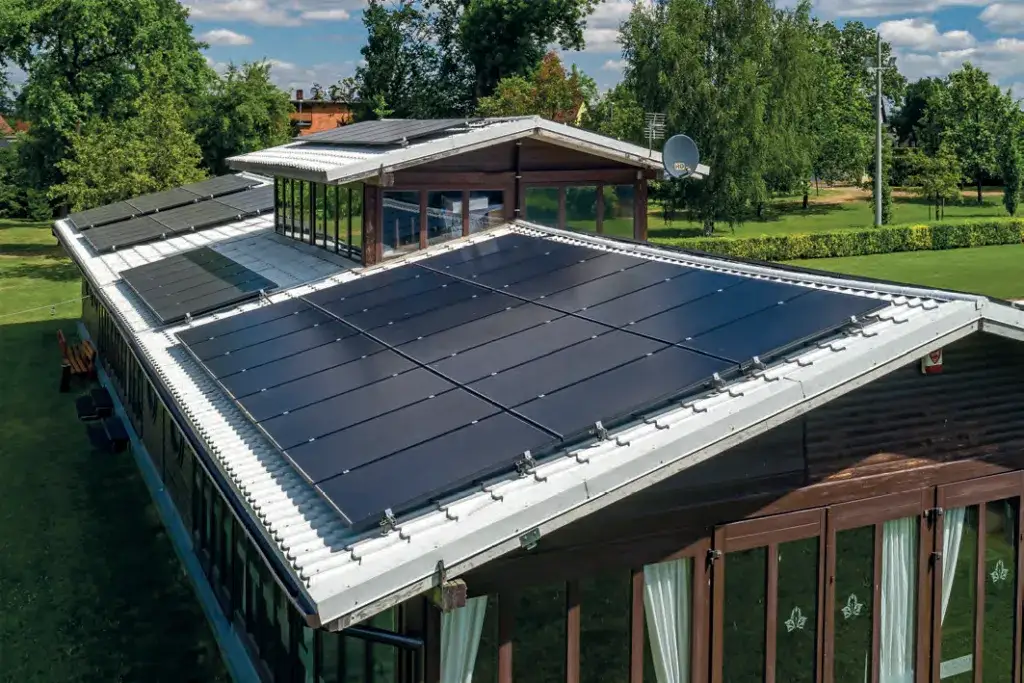Jaki dach pod fotowoltaikę wybrać, aby zwiększyć efektywność energii?