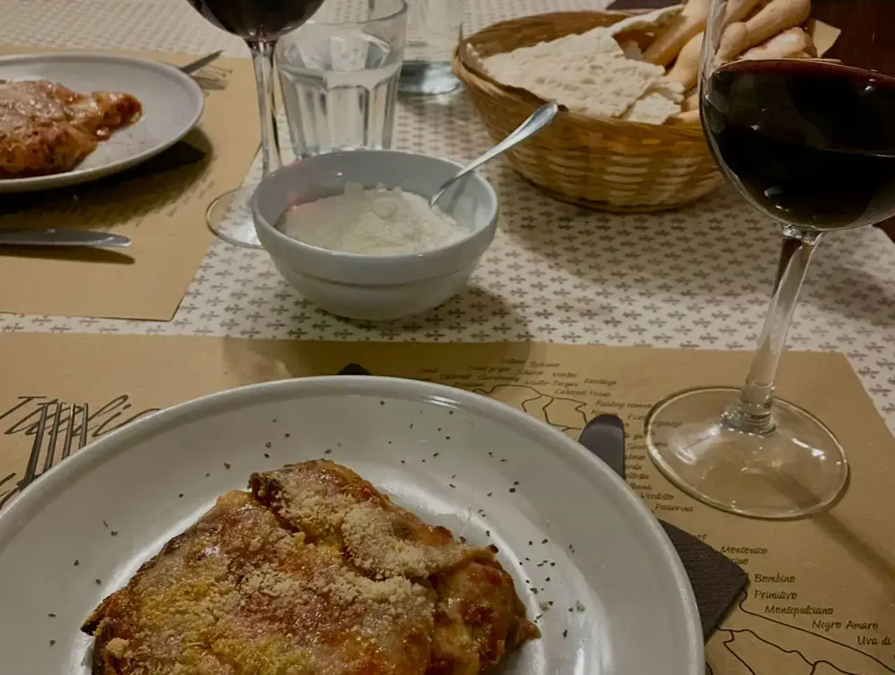 Pyszny obiad z winem i parmezanem. Idealne miejsce, gdzie dobrze zjeść w Chełmie.