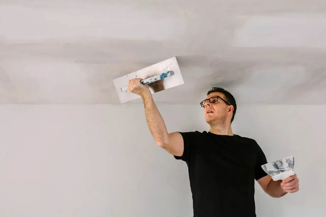 Jak tynkować sufit? Praktyczny poradnik krok po kroku