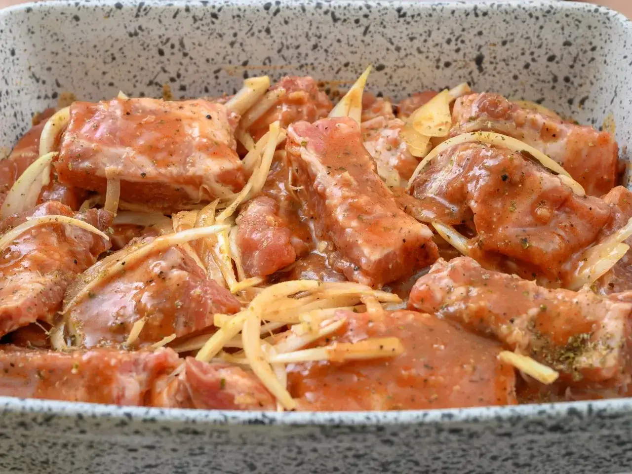 Żeberka w marynacie z cebulą, gotowe do pieczenia. Idealne na obiad, z czym podawać żeberka na obiad? Z ziemniakami i surówką!