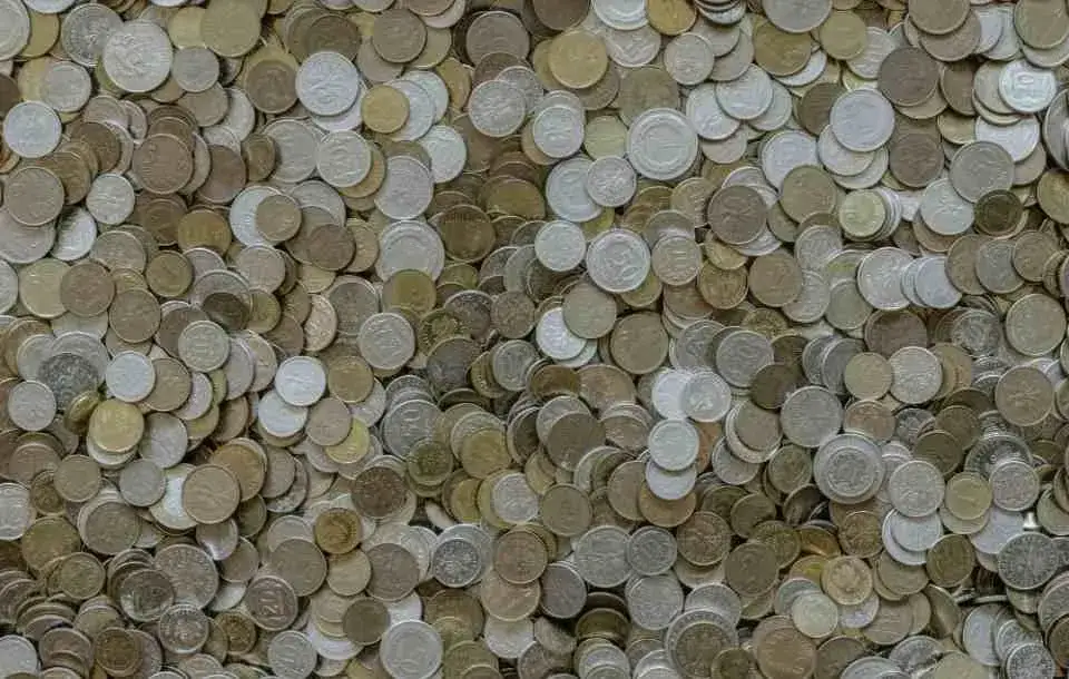 Ile zarabia pracownik do 26 roku życia? Poznaj zaskakujące fakty o wynagrodzeniach