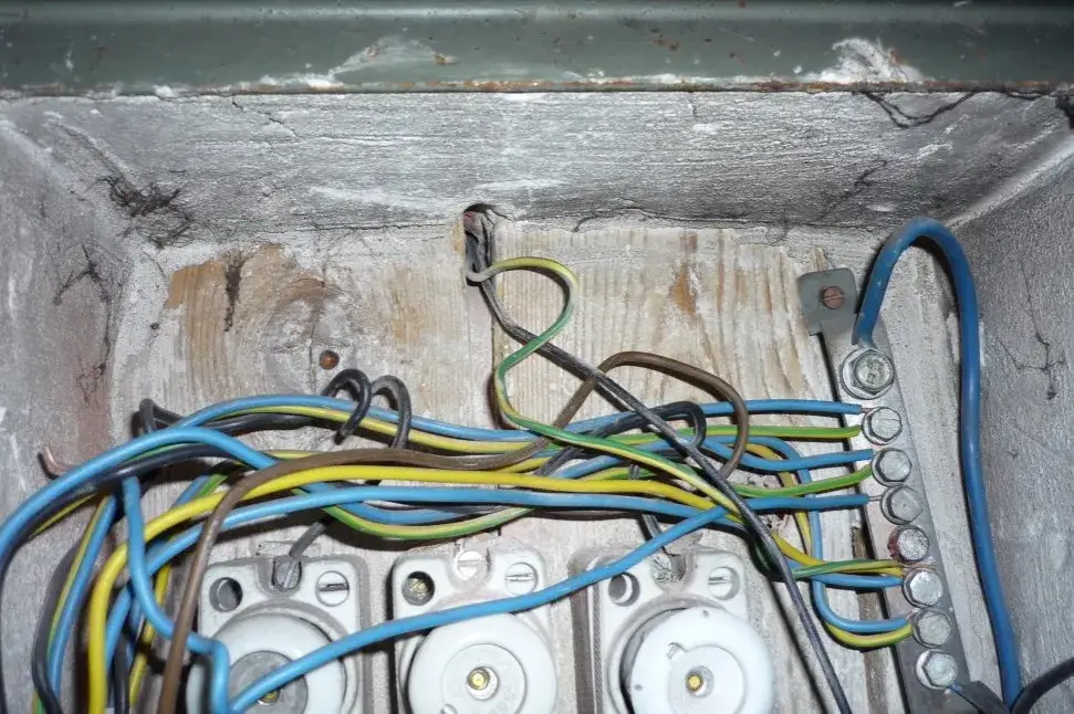 Kradzież prądu - jakie grożą konsekwencje i gdzie to zgłosić? Porady