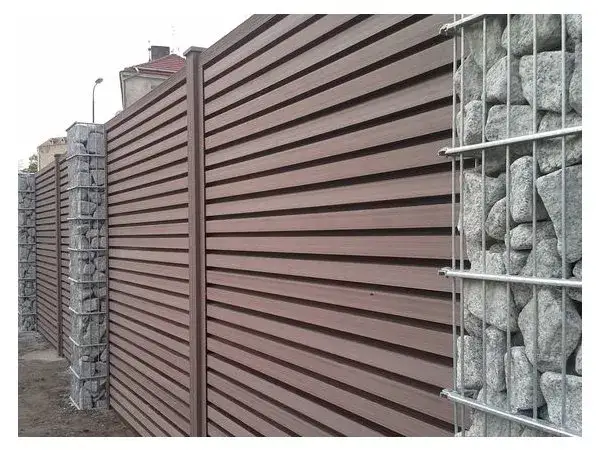 Jak zrobić ogrodzenie z deski kompozytowej - proste kroki i porady