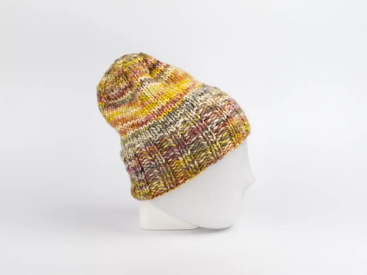 Kolorowa czapka zrobiona na drutach, idealna na zimę. Dowiedz się, jak robić na drutach, tworząc własne, unikalne wzory.