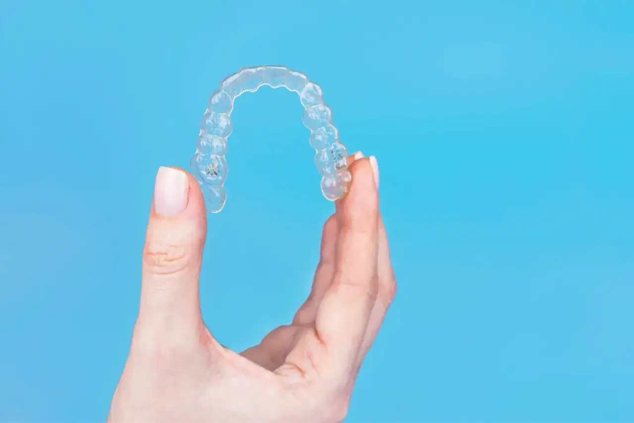 Nakładki retencyjne: Ile kosztują i dlaczego są kluczowe po aparacie?