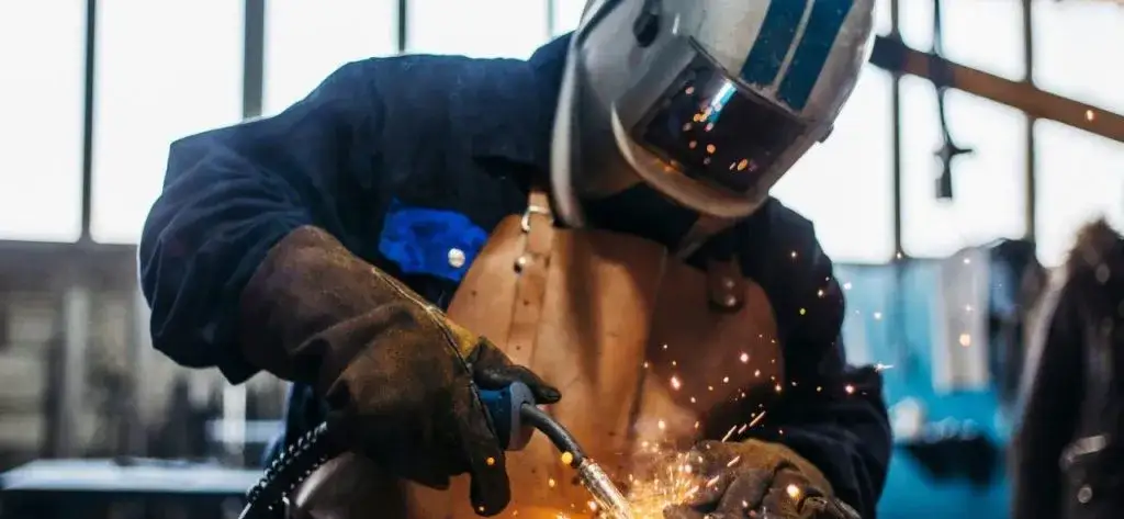 Jak zostać spawaczem? Kurs, koszty, zarobki kompletny przewodnik