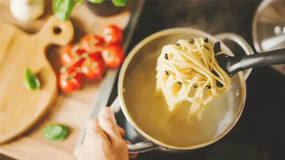 Jak ugotować makaron al dente? Proste triki, by uniknąć błędów